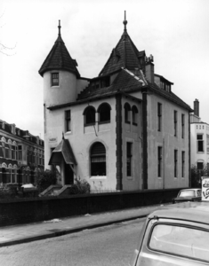 71572 Gezicht op de ingangsgevel en de aan de Admiraal van Gentstraat (voorgrond) gelegen zijgevel van het huis ...