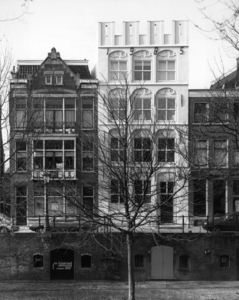 67663 Gezicht op de voorgevels en de werfkelders van de huizen Oudegracht 309 en 307 te Utrecht.