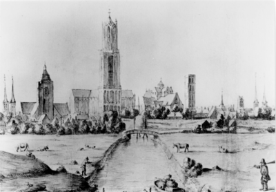 123913 Profiel van de stad Utrecht, uit het westen: in het midden de Domkerk.