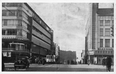 121979 Gezicht in de Lange Viestraat te Utrecht, met rechts Kledingmagazijn Dijckhoff (Lange Viestraat 1) en links het ...