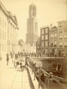 122460 Gezicht op de Domtoren te Utrecht met links het Stadhuis (Stadhuisbrug 1) en rechts de huizen Oudegracht ...