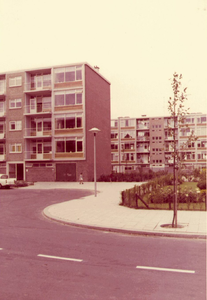70783 Gezicht op enkele flatgebouwen aan de Stanleylaan te Utrecht.