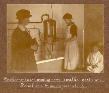 26144 Afbeelding van de woninginspectrice (links, vermoedelijk mej. L.C. Kersbergen) van de Gemeentelijke Geneeskundige ...