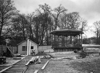 62655 Gezicht op de muziektent op het Lucasbolwerk te Utrecht tijdens de voorbereidingen van de bouw van de schouwburg.