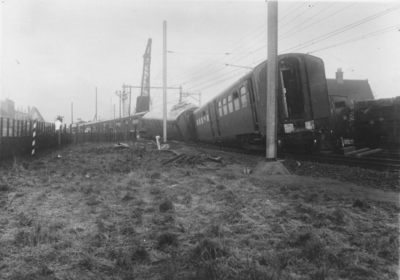 120220 Afbeelding van de ravage na de botsing tussen het electrische treinstel nr. 605 (mat. 1936) van de N.S. en een ...