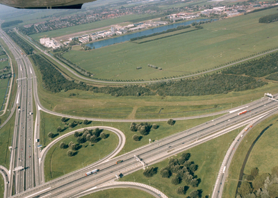 88867 Luchtfoto van de Rijksweg A12 en de C.H. Letschertweg te De Meern (gemeente Vleuten-De Meern) met op de ...