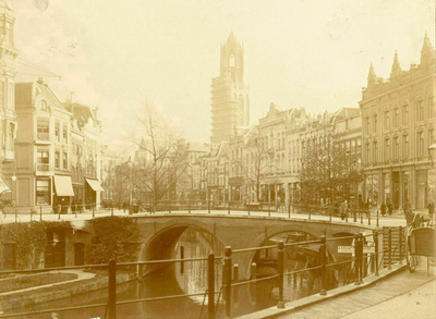 86794 Gezicht op de Bakkerbrug over de Oudegracht te Utrecht, met links de ingang van de Vinkenburgstraat en rechts de ...