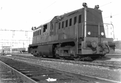 160440 Afbeelding van de diesel-electrische locomotief nr. 2015 (serie 2000) van de N.S. op het rangeerterrein ...
