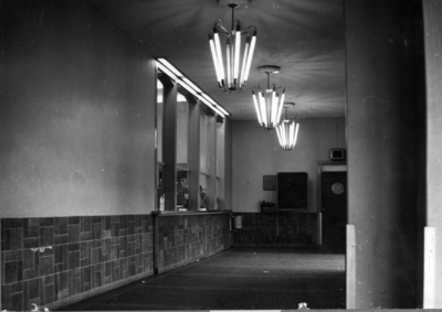 152403 Interieur van het N.S.-station Boxtel te Boxtel: hal en verlichting.