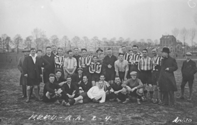 121431 Groepsprtret van de spelers van H.V.V.U. (Handelsreizigers Voetbal Vereniging Utrecht) en R.A. (Rijksambtenaren) ...