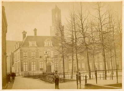 122300 Gezicht op de voorgevel van het huis Janskerkhof G 240 te Utrecht.N.B. Het adres Janskerkhof G 240 is in 1890 ...