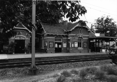 153279 Gezicht op de perronzijde van het N.S.-station Soestdijk te Soest.