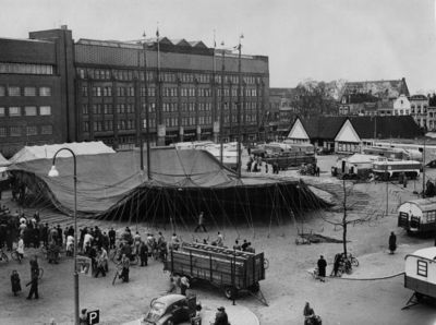 72930 Gezicht op het Vredenburg te Utrecht, uit het zuidoosten, tijdens de opbouw van de circustent van Circus ...