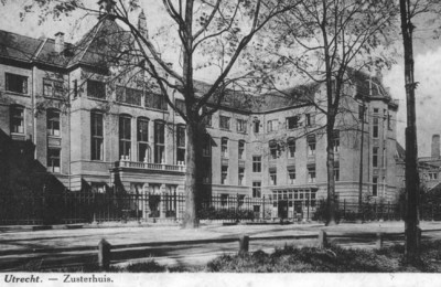 23895 Gezicht op het Zusterhuis van het Stads- en Academisch Ziekenhuis (Catharijnesingel 101) te Utrecht.