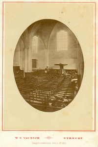 81833 Interieur van de Buurkerk (Buurkerkhof) te Utrecht: kerkbanken en preekstoel, gezien vanuit het westen.