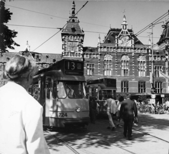 150095 Afbeelding van trams op het Stationsplein voor het N.S.-station Amsterdam C.S. te Amsterdam.