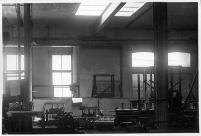 19881 Interieur van de fabriek van de N.V. Electro-apparatenfabrieken systeem Coq (Ridderschapstraat 6) te Utrecht.