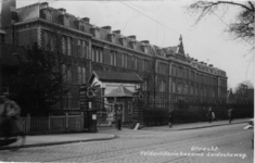 123334 Gezicht op de voorgevel van de Kazerne der Veldartillerie (Leidseweg 22) te Utrecht.N.B. De naam van de kazerne ...