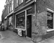 123586 Gezicht op de voorgevel van de ijzerwarenwinkel Koolschijn (Van Humboldtstraat 34) te Utrecht.