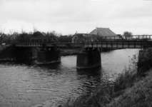 153640 Gezicht op de spoorbrug over het Winsumerdiep te Winsum.