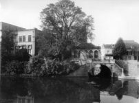 41285 Gezicht op de Politiepost Tolsteeg te Utrecht op de Bijlhouwerbrug over de Oudegracht; op de voorgrond de ...