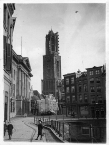 66880 Gezicht op de Stadshuisbrug te Utrecht, met links het stadhuis en rechts de huizen aan de westzijde van de ...