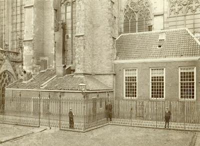 82349 Gezicht op de kerkeraadskamer en het stovenhok van de Domkerk (Domplein) te Utrecht, vóór de restauratie van de ...
