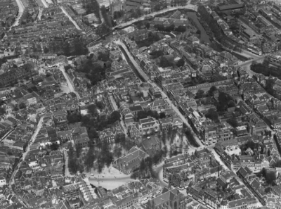 85048 Luchtfoto van het noordoostelijke deel van de binnenstad van Utrecht, uit het zuidwesten. Op de voorgrond de ...