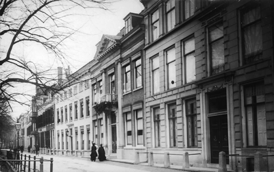 19963 Gezicht op de voorgevels van de huizen Nieuwegracht 60 (rechts)-lager te Utrecht.