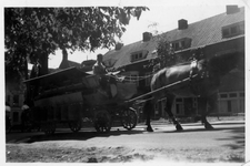 58425 Afbeelding van groenteboer G.J. Jongerius met paard en wagen tijdens het venten van groente op het ...