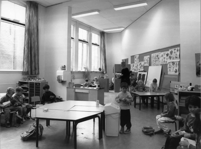 64779 Interieur van de Agatha Snellenschool (Nicolaasdwarsstraat 3) te Utrecht: één van de klaslokalen met leerlingen.