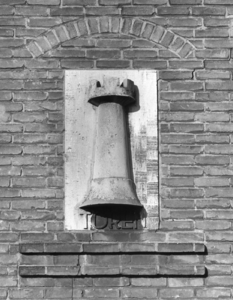 71388 Gezicht op een reliëf met de afbeelding van het schaakstuk Toren in de muur aan één van de panden in de Torenstraat