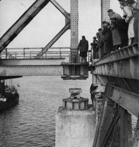 157346 Gezicht op het inpassen van een brugdeel uit de spoorbrug over het Hollands Diep bij Moerdijk in de naastgelegen ...