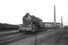 160434 Afbeelding van de stoomlocomotief nr. 4708 (serie 4700) van de N.S. bij het locomotiefdepot te Eindhoven.