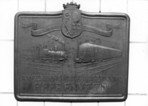 154068 Afbeelding van de plaquette in het N.S.-station Heerenveen, aangeboden door de burgers van Heerenveen op 17 mei ...