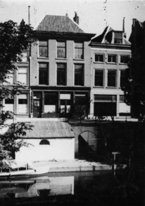 67717 Gezicht op de voorgevels van de huizen Oudegracht 324-326 te Utrecht.N.B. De huizen zijn in 1937 gesloopt.