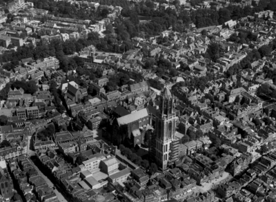 85050 Luchtfoto van het oostelijke deel van de binnenstad van Utrecht, uit het noordwesten. Op de voorgrond de Domkerk ...