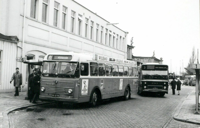86148 Afbeelding van de Leyland-Verheul autobus nr. 26 van het G.E.V.U. als lijn 6 naar Hoograven bij het Centraal ...