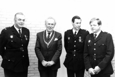 90666 Groepsportret ter gelegenheid van het afscheid van commandant J. Oostrom van de vrijwillige brandweer van Vleuten ...