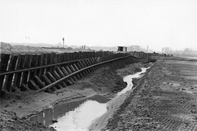 152841 Afbeelding van de weggespoelde spoorlijn te Kraaienberg (bij Bergen op Zoom) kort na de watersnoodramp.