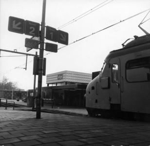 150698 Gezicht op het perron van het N.S.-station Steenwijk te Steenwijk met rechts de kop van het electrische ...