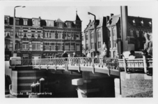 122794 Gezicht op de Bartholomeïbrug over de Stadsbuitengracht te Utrecht, op de achtergrond de Catharijnesingel en de ...