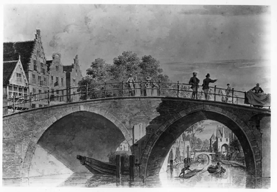 35691 Gezicht op en door de Jacobibrug op de Oudegracht te Utrecht, uit het zuiden, met op de achtergrond de Zandbrug ...