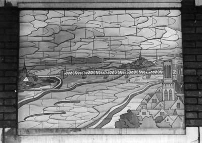 156149 Afbeelding van een tableau van sectieltegels met een gefantaseerd Hollands landschap aan een perrongebouw van ...