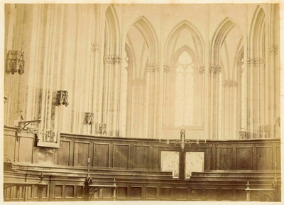 122313 Interieur van de Domkerk te Utrecht: het koor met enkele kerkbanken.