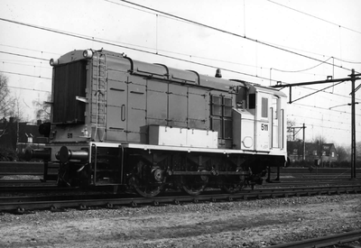 151535 Afbeelding van de diesel-electrische rangeerlocomotief nr. 511 (serie 500) van de N.S. op het emplacement te Boxtel.