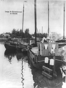 64059 Afbeelding van enige boten in het Merwedekanaal te Utrecht; ter hoogte van de Keulsekade met aan de overzijde het ...