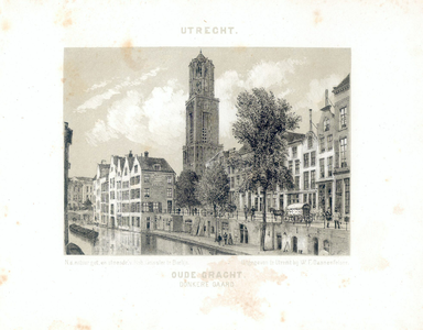 35835 Gezicht op de Oudegracht te Utrecht vanaf de Gaardbrug uit het zuidwesten, met links de achtergevels van de ...