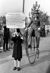 90832 Afbeelding van een optocht te Haarzuilens (gemeente Vleuten-De Meern) ter gelegenheid van het 65-jarig bestaan ...