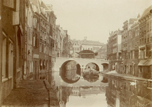 86790 Gezicht op de Oudegracht te Utrecht, met links de achterzijdes van de huizen aan de Lijnmarkt en rechts de huizen ...